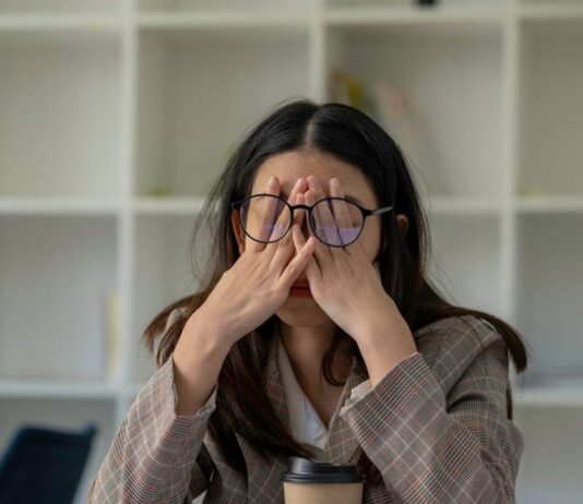 스마트폰 중독으로 인한 거북목 증후군 해결하기