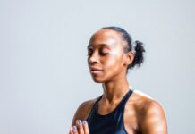 복식호흡이 스트레스 호르몬을 낮춘다? 필라테스의 과학 woman wearing black sports bra