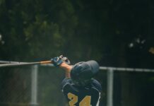 운동선수 부상 방지를 위한 필라테스의 필요성 a baseball player swinging a bat at a ball