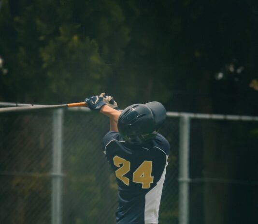운동선수 부상 방지를 위한 필라테스의 필요성 a baseball player swinging a bat at a ball