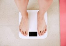 요요 없는 다이어트를 위한 운동 습관 만들기 person standing on white digital bathroom scale