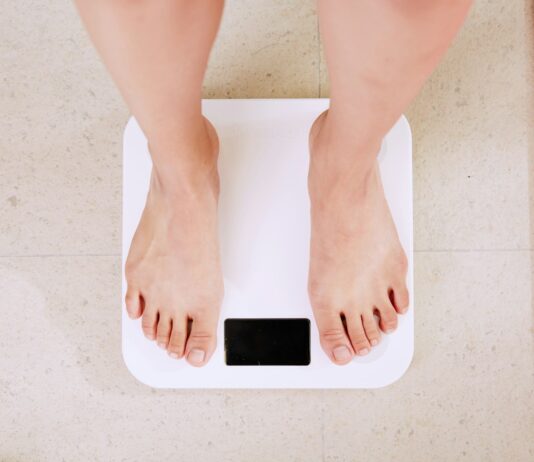 요요 없는 다이어트를 위한 운동 습관 만들기 person standing on white digital bathroom scale