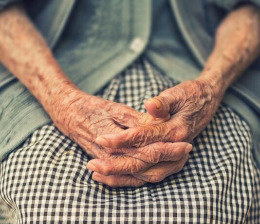 치매와 근력운동 상관관계, 필라테스가 주목받는 이유 person's hand in shallow focus