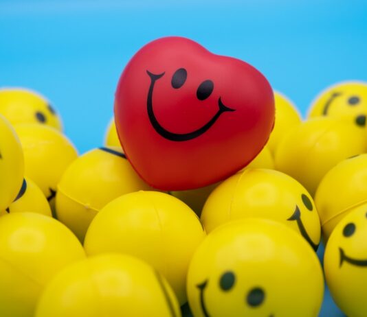 운동이 우울감 개선에 도움이 되는 이유 red and yellow smiley balloon