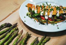 운동 전후 식단, 무엇을 먹어야 할까? a plate of food