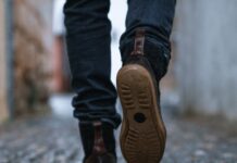 보행습관 교정의 중요성과 필라테스의 역할 close-up photography of person walking on pavement