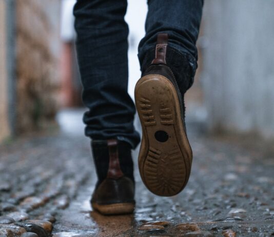 보행습관 교정의 중요성과 필라테스의 역할 close-up photography of person walking on pavement