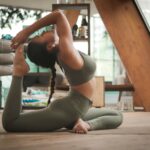 요가, 필라테스 어떻게 다를까? woman doing yoga