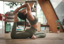 요가, 필라테스 어떻게 다를까? woman doing yoga