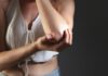 테니스엘보, 어떤 증상이고 어떻게 회복하나요? Woman holding her elbow in pain