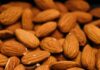치매 예방에 좋은 음식, 뇌 건강을 위한 식습관 a pile of almonds sitting on top of each other