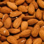 치매 예방에 좋은 음식, 뇌 건강을 위한 식습관 a pile of almonds sitting on top of each other