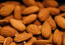 치매 예방에 좋은 음식, 뇌 건강을 위한 식습관 a pile of almonds sitting on top of each other