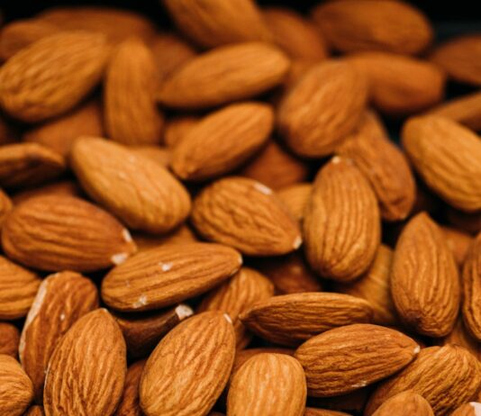 치매 예방에 좋은 음식, 뇌 건강을 위한 식습관 a pile of almonds sitting on top of each other