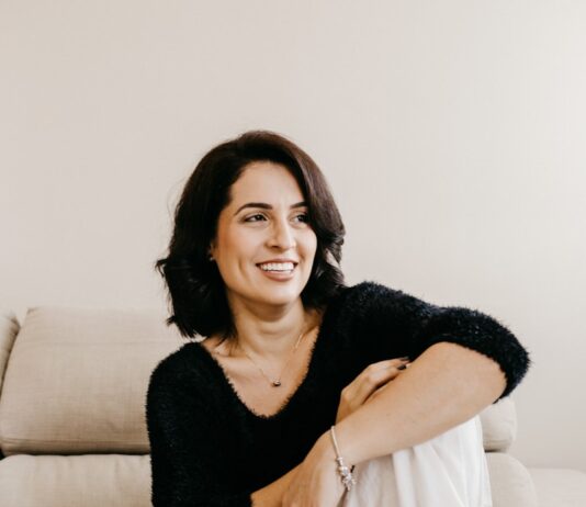 여성호르몬과 필라테스의 상관관계, 건강한 몸과 마음을 위한 균형 woman in black long sleeve shirt sitting on white couch